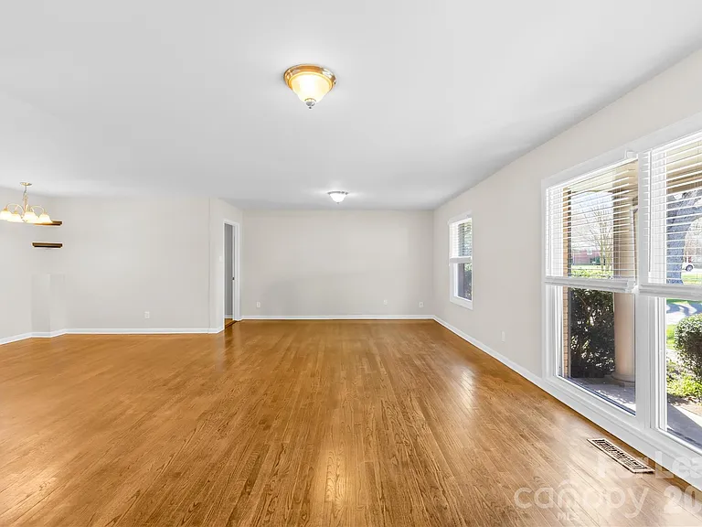 4033 Woodgreen Ter — Photo 5