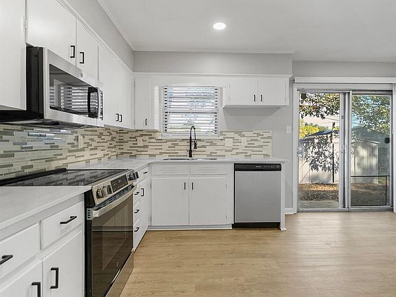 5th image of 1013 Healy St
