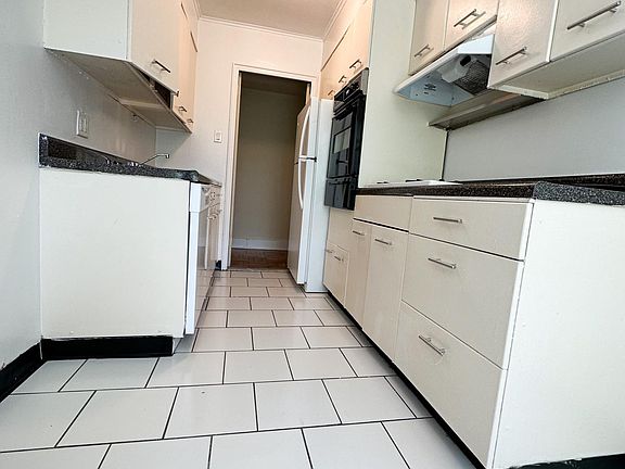 3rd image of 192-65 71st Cres