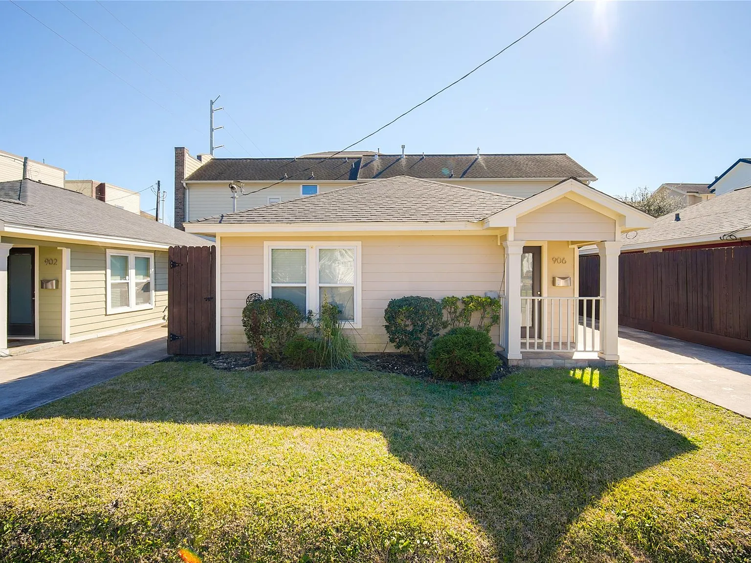 2 bed, 1.0 bath, 702 sqft, $1,950 — Photo 2