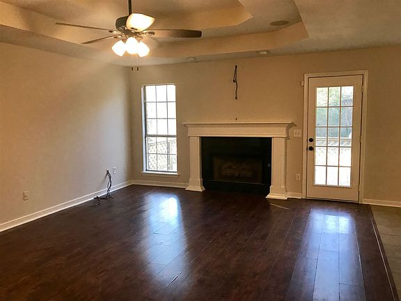 4th image of 909 Mountain Crest Dr