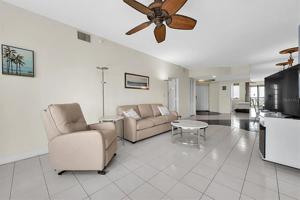 3 bed, 2.0 bath, 1891 sqft, $4,045 — Photo 4