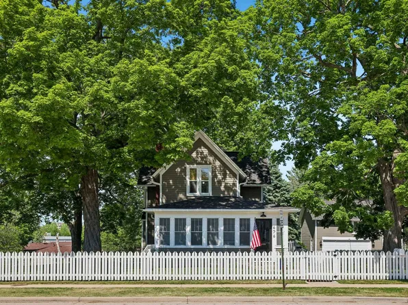 676 E Summit Ave, Oconomowoc, WI 53066