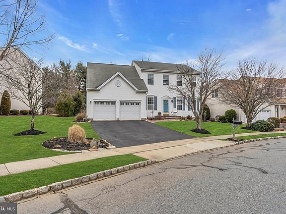 4th image of 11 Hyde Park Dr