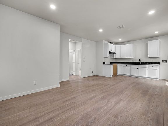 3rd image of 816 1/2 E 25th St #A