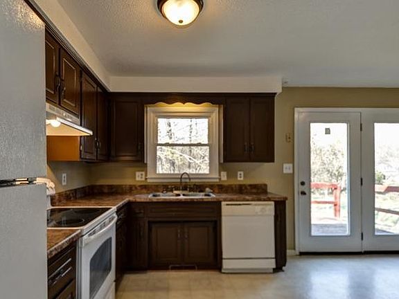 4th image of 390 Louise Ln