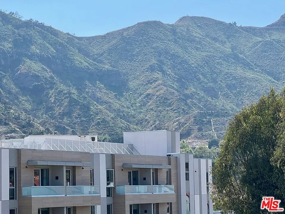 3 bed, 3.0 bath, 1767 sqft, $5,700 — Photo 3