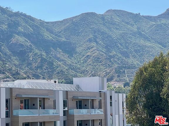 3rd image of 1586 Palisades Dr