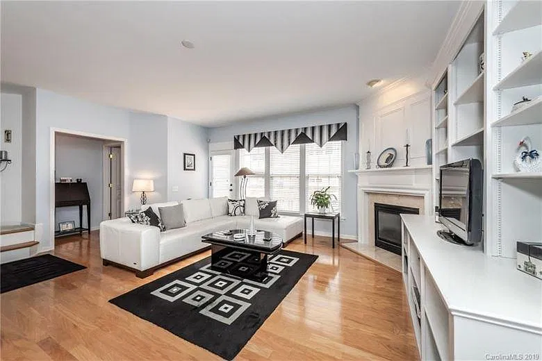 3 bed, 3.5 bath, 2200 sqft, $2,250 — Photo 2