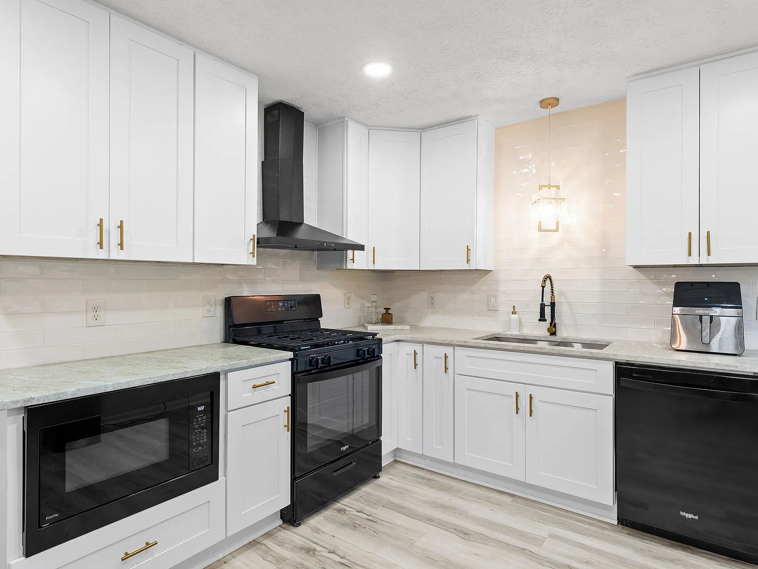 4 bed, 2320 sqft, $3,150 — Photo 3