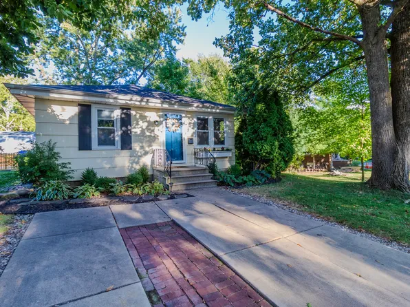 5 Briarwood Ave, Bloomington, IL 61701