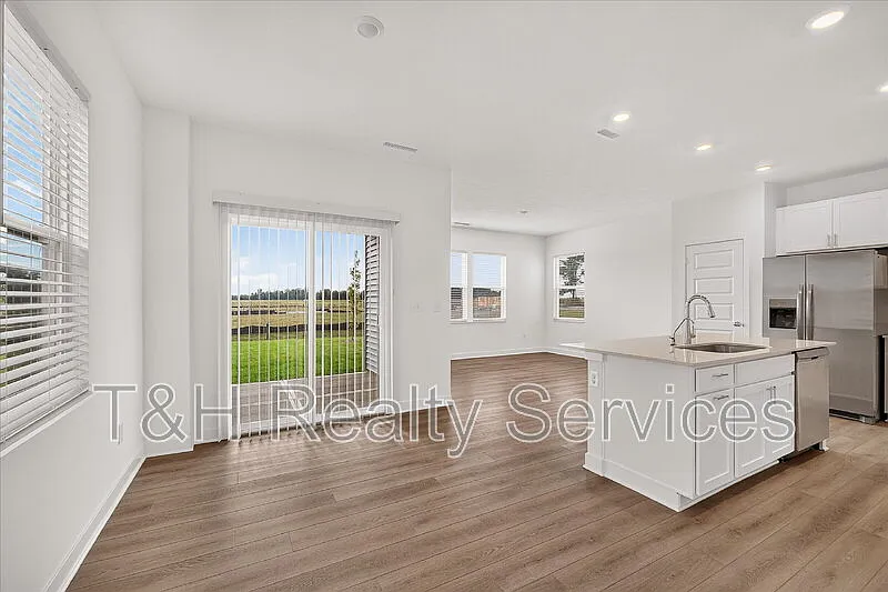 3 bed, 2.5 bath, 1706 sqft, $2,100 — Photo 4