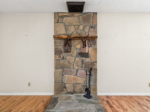 5th image of 2083 Wood Lake Ln