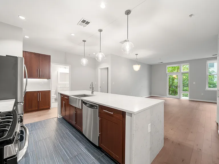 1100 Adams St #412 — Photo 3