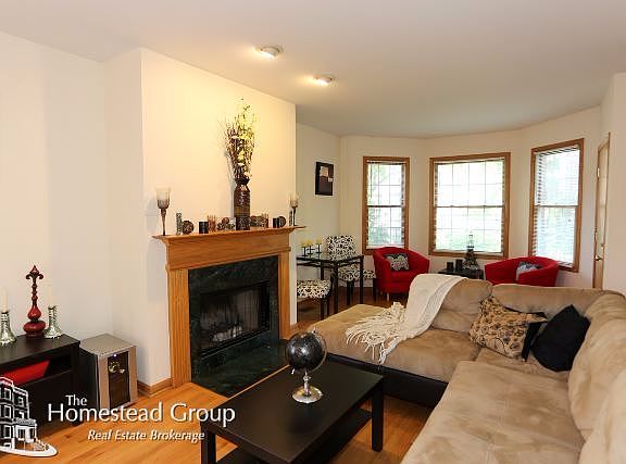 5th image of 1527 W School St #One