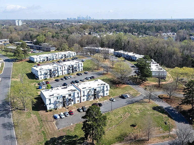 700 Farmhurst Dr #J — Photo 31
