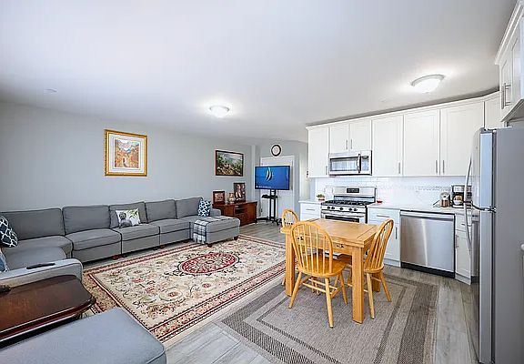 4th image of 3704 Lyme Ave