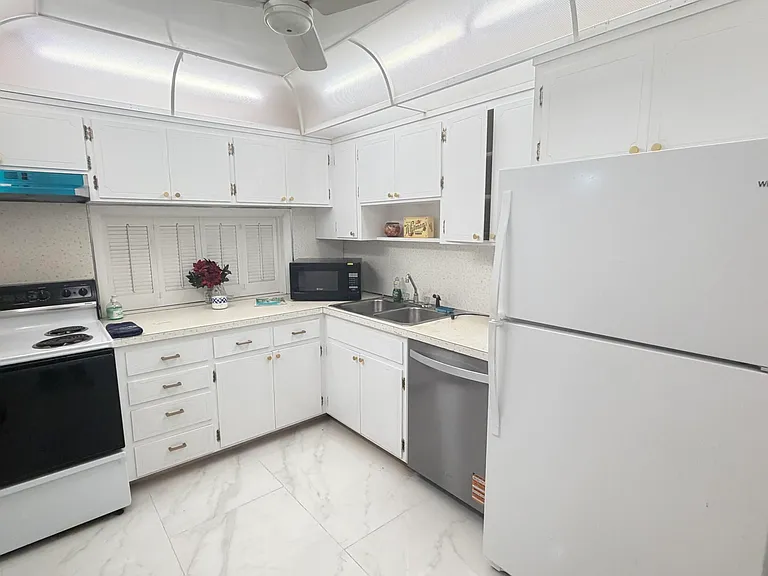 330 SE 2nd St #202G — Photo 19