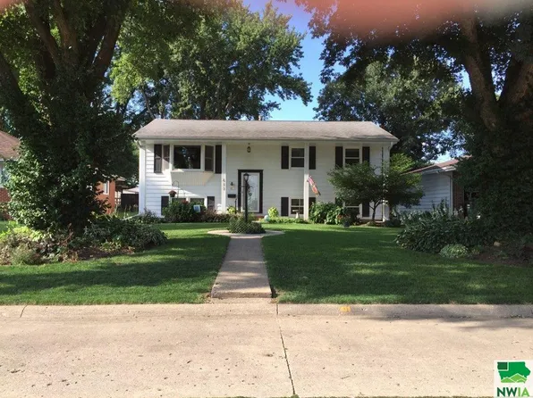411 Calvin St, Moville, IA 51039