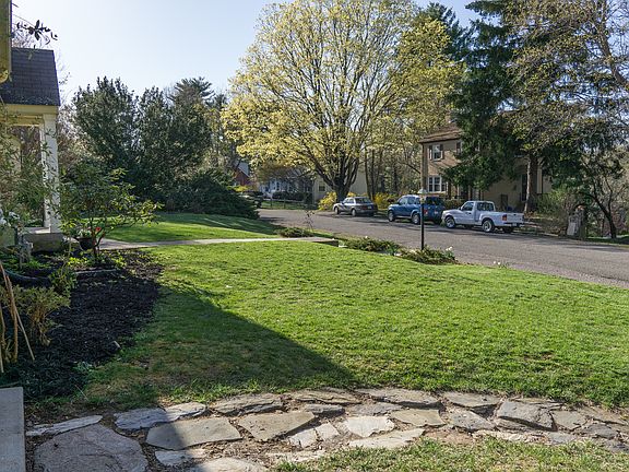 3rd image of 708 York Dr