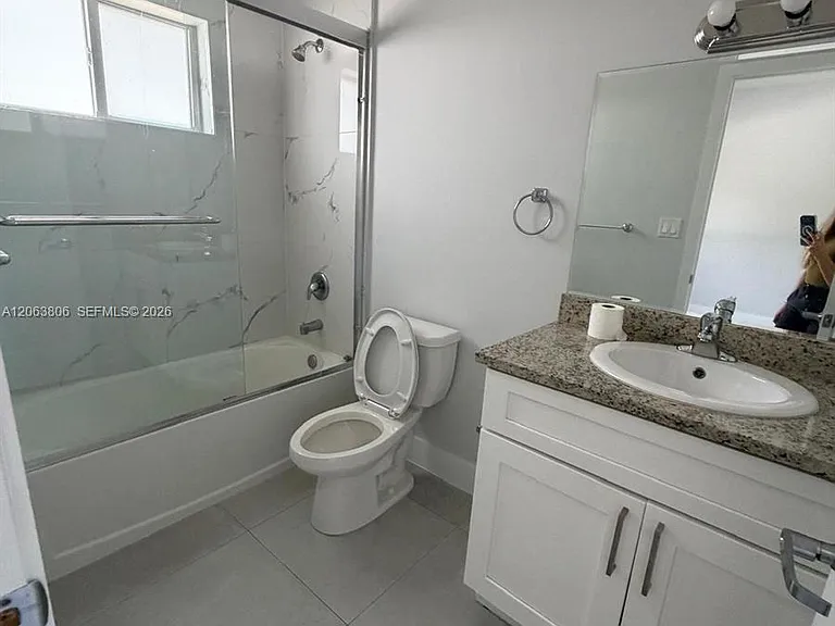 381 E 50th St #5 — Photo 21