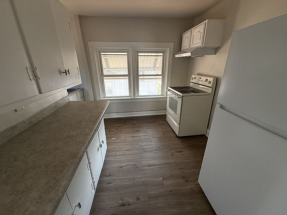 3rd image of 835 Hovey Ave