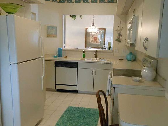 4th image of 948 Harbor Town Dr