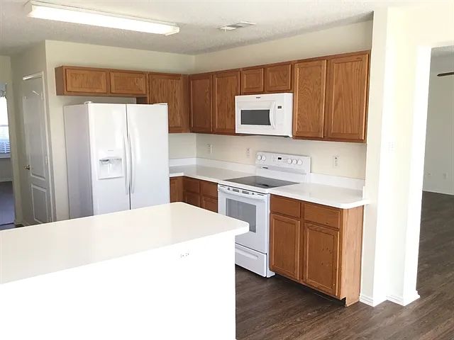1004 Ashland Ct — Photo 2