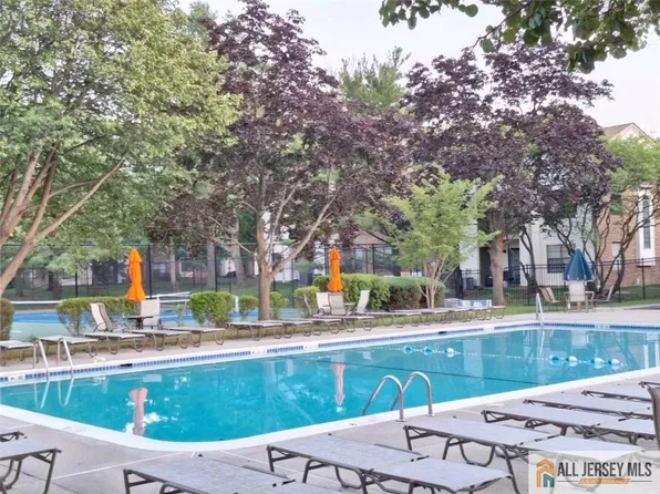 510 Sunshine Ct, Parlin, NJ 08859
