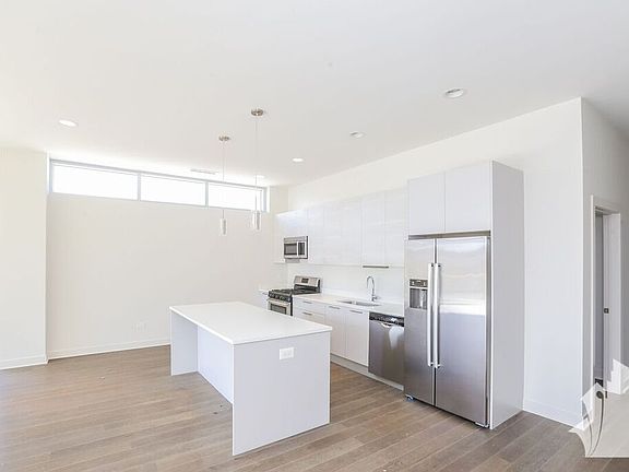 3rd image of 859 N Franklin St #405
