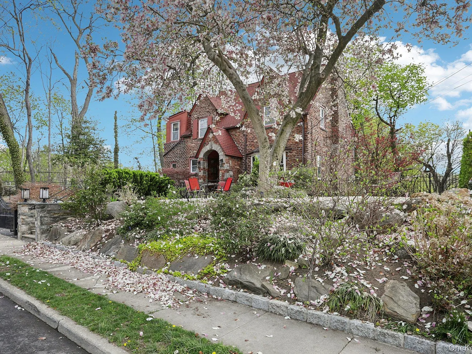 3 bed, 5.0 bath, 1975 sqft, $10,000 — Photo 3