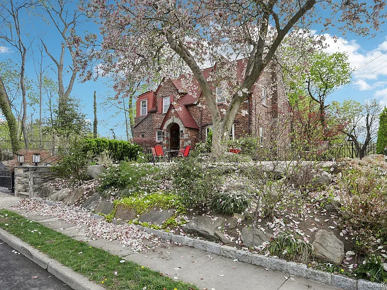 375 Hawthorne Ter — Photo 3