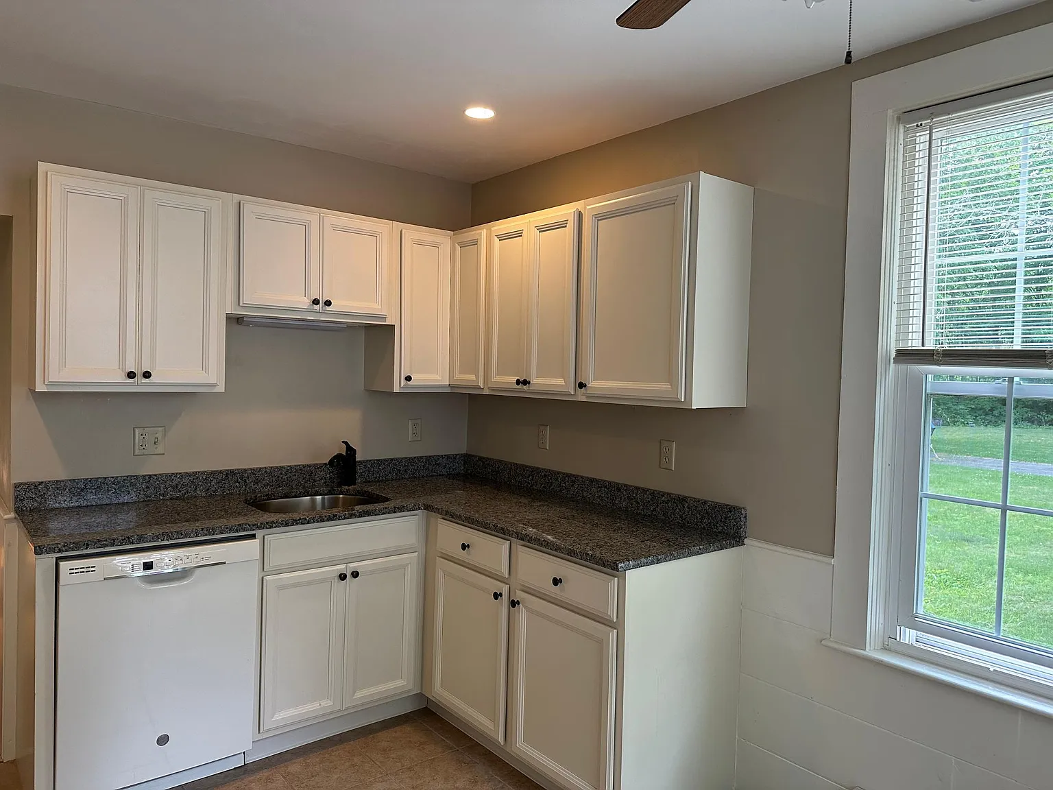 2 bed, 1.5 bath, 850 sqft, $2,300 — Photo 3