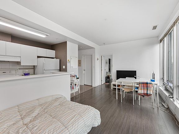 4th image of 989 Nelson St #902