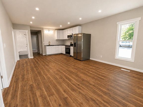 5th image of 303 Curtis St