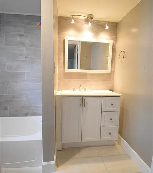 1077 Henderson St — Photo 9