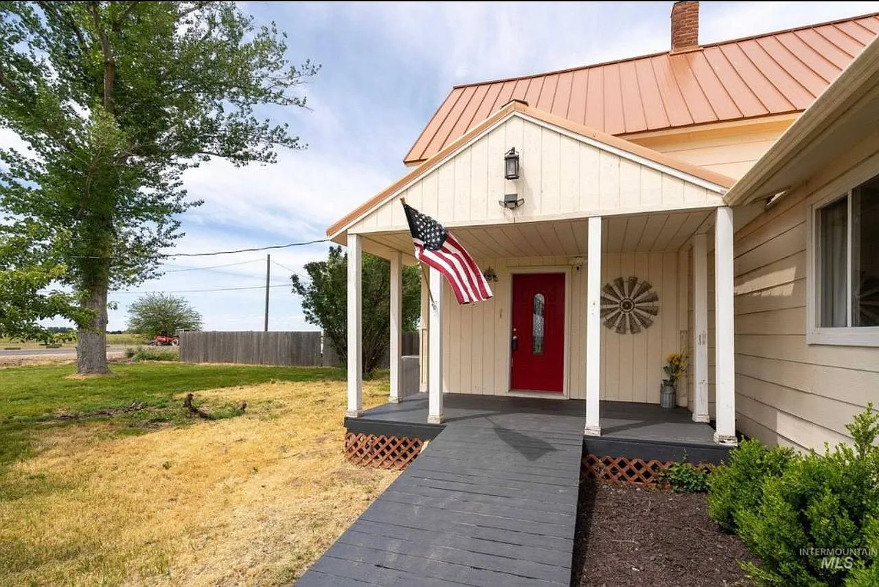 4 bed, 2003 sqft, $2,900 — Photo 2