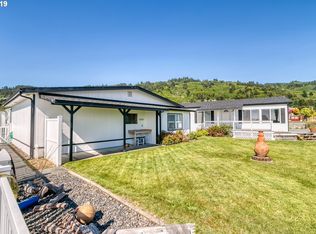 98638 Camellia Dr, Brookings, OR 97415