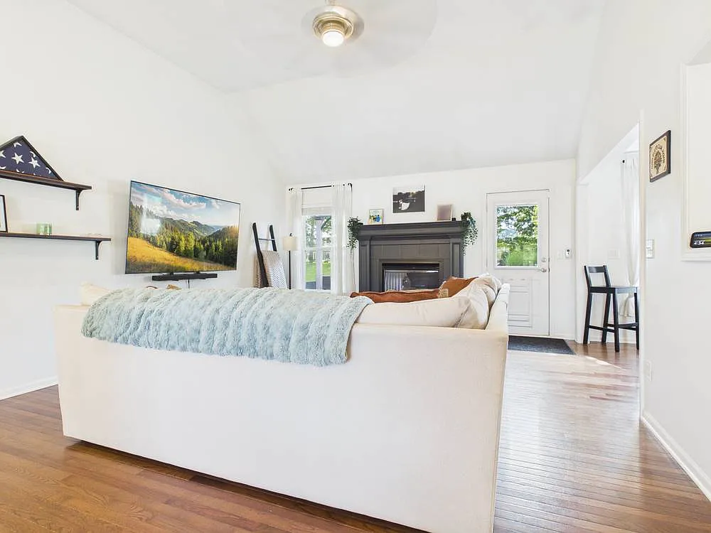 3 bed, 2320 sqft, $2,200 — Photo 3