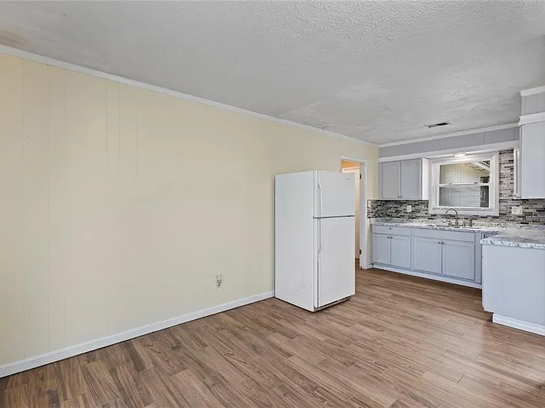 1201 Shoreham Dr — Photo 9