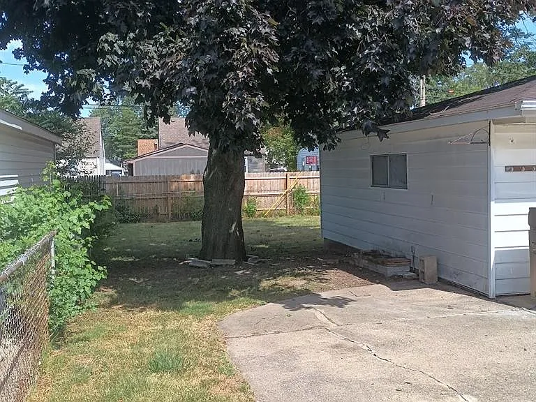 25880 Groveland St — Photo 6