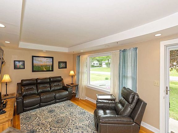 4th image of 321 Moonlight Dr