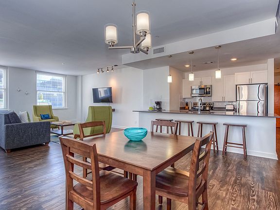 3rd image of 410 W 7th St #7402303