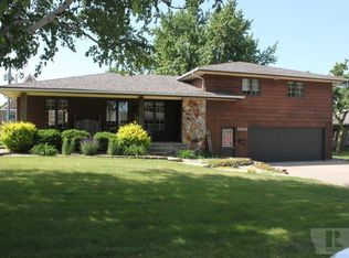 1112 6th St, Hull, IA 51239