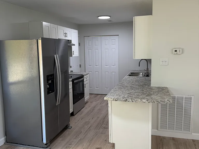 1140 Roswell Rd — Photo 4