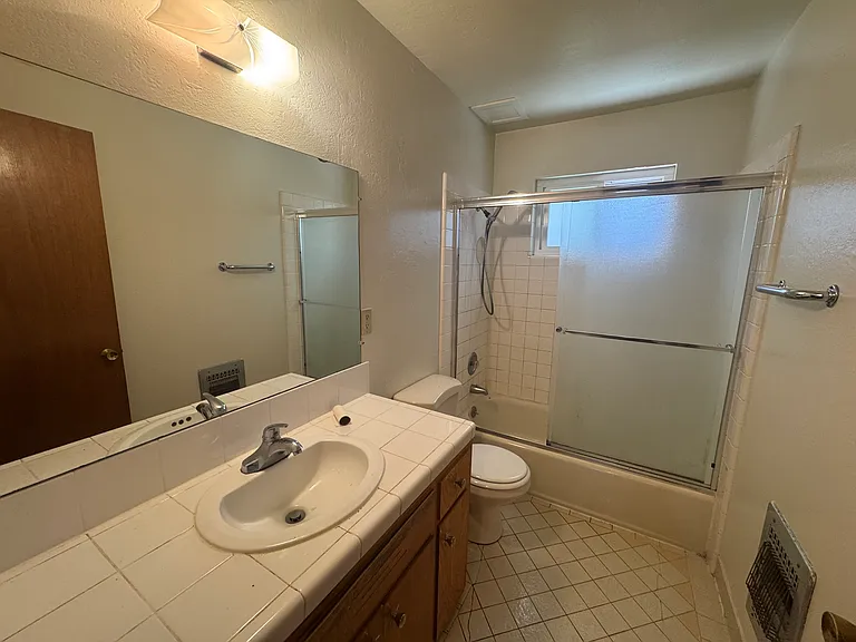 2132 Clinton Ave #B — Photo 6