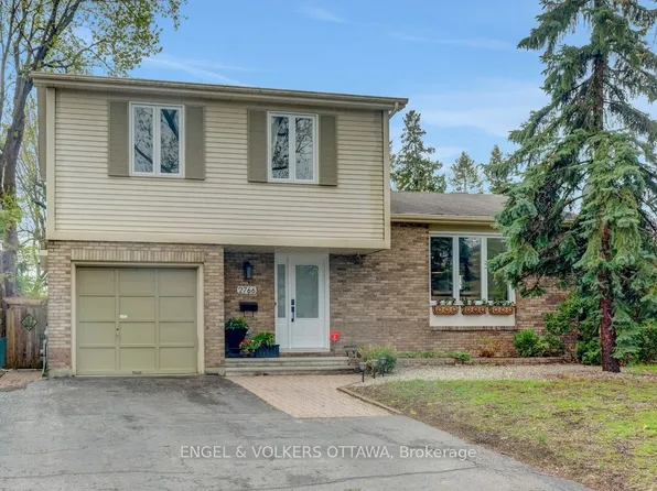 2766 Harwood Ave, Ottawa, ON K2B 8H7