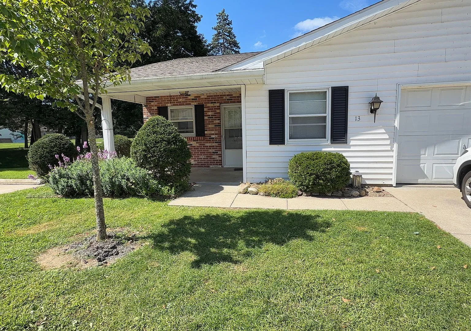 409 E Warren St — Photo 1