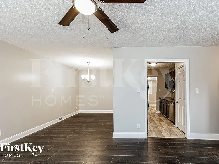 1104 Raynor St — Photo 3