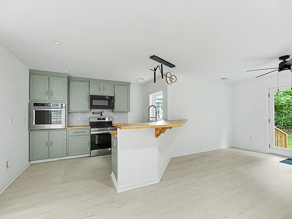 5th image of 2709 Henry St